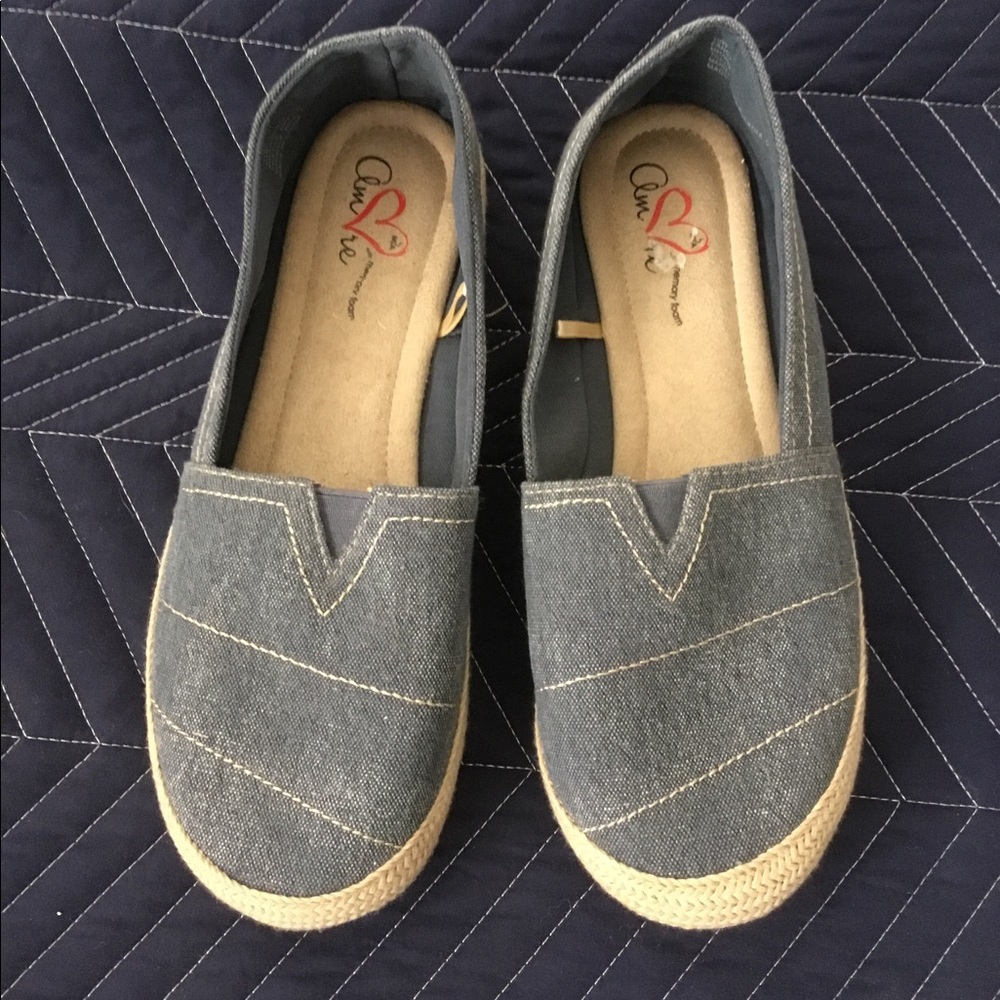 Never Worn Mia Amore Freedom Slip-Ons